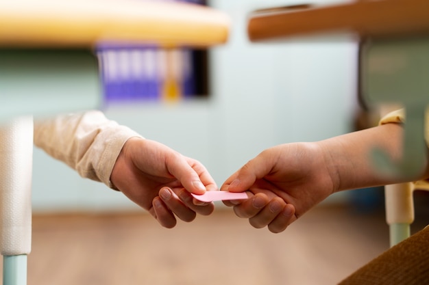 萧山机场到杭州哪个火车站近？